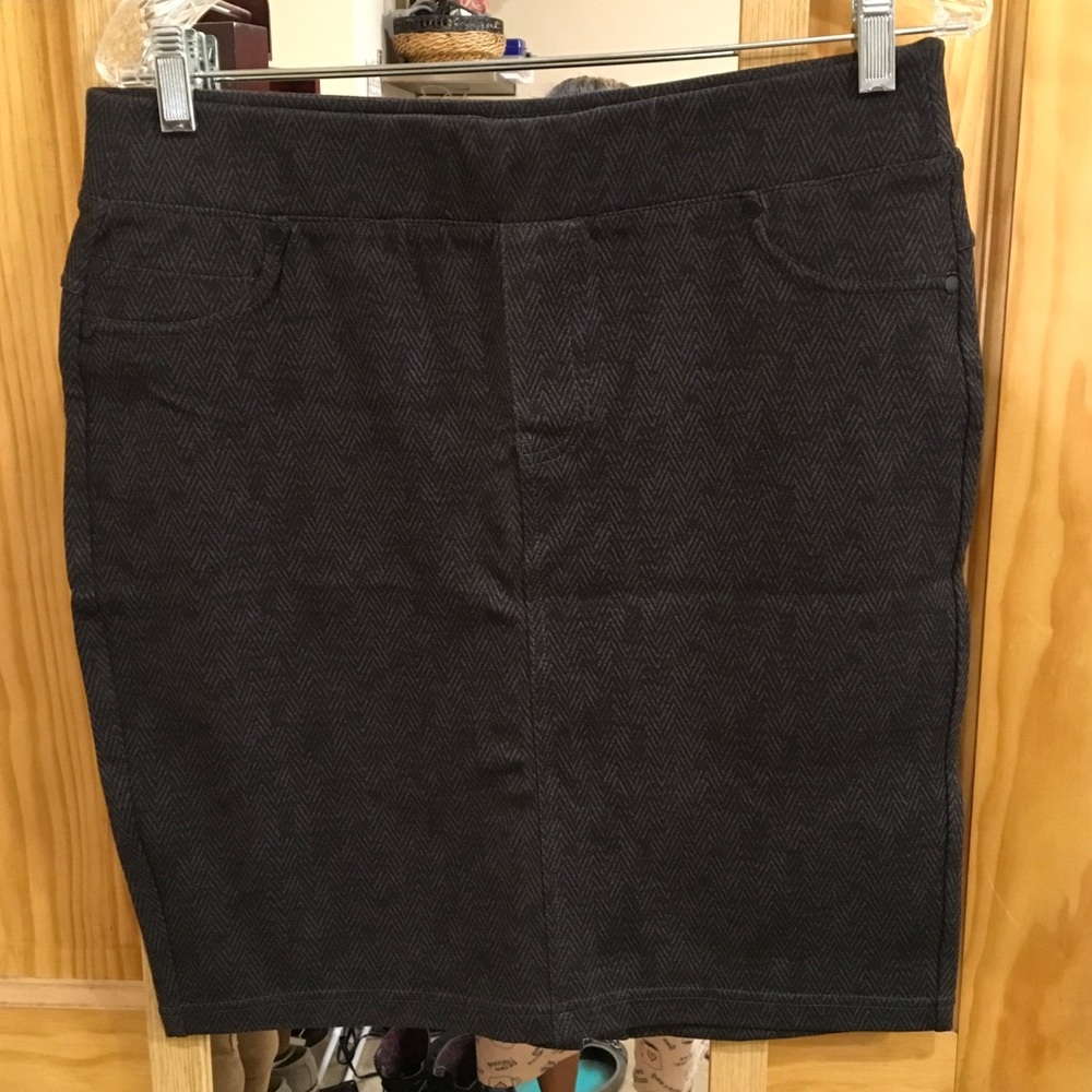 Pencil skirt, gray and black herringbone, size 10